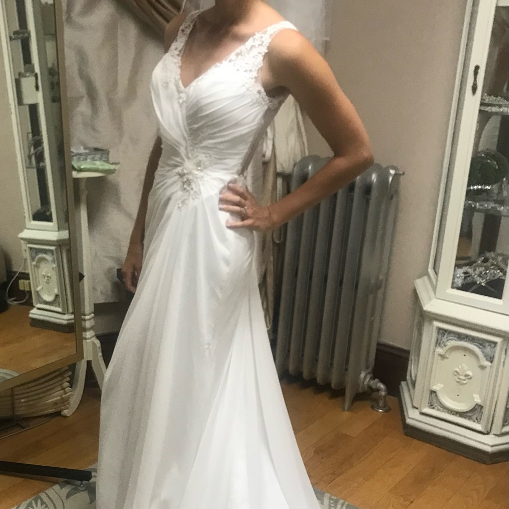 Source Unknown White Scoop Neck Sleeveless Wedding Gown